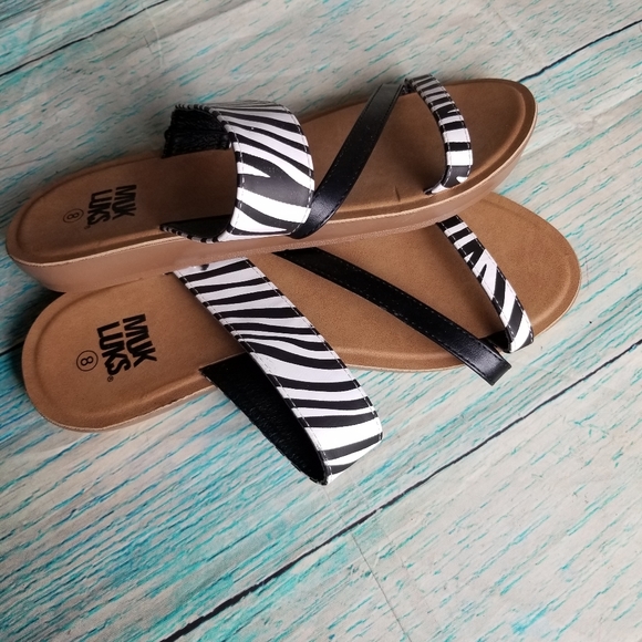 Muk luks Dahlia zebra sandals size 8 NWT - Picture 2 of 6